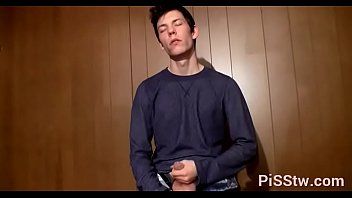 Jouer Le chat vidéo fait de l'eau du porno homosexuel