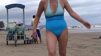Afspelen Mooie Latijnse moeder pronkt op het strand in een bikini, masturbeert voordat ze neukt met de vriend van haar stiefzoon