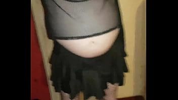 Redare Travesti bisexual legat primește puțin ajutor de la prietena lui când își înghite propriul pis