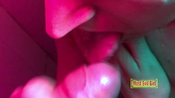 play Une pipe avec pisse et éjaculation sur les seins sous la douche - vidéo complète