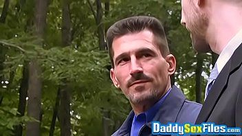 Oynat Olgun hunk y baştan çıkarır. gay ve analfucks onu açık havada