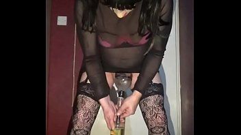 Jouer Le travesti bisexuel Mark Wright adore boire et avaler sa propre pisse et maintenant il demande s'il peut avaler la vôtre
