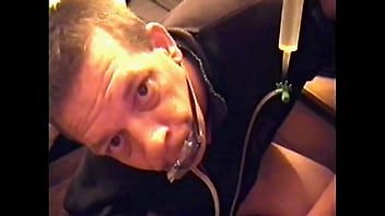 play Il bisessuale mark wright ha ingoiato 180 ml del suo stesso piscio e ha gettato un tubo di piscio fatto in casa