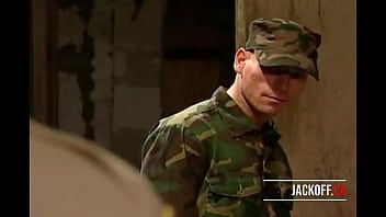 Afspelen Soldaten worden geil en spelen seksspelletjes in het legertoilet