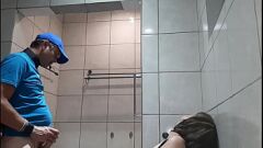 Riproduci La matrigna BBW non può resistere al grosso cazzo del figliastro: pompino e azione in gola profonda