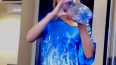 Jouer Wet and Wild : une pute amateur en chaleur gicle et pisse en robe de soie