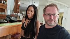 再生 コロンビアのアナルクイーンリンダベイカーの最初の口の中の小便