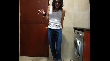 Riproduci Puttana piscia nei suoi jeans | fumare | spogliarello