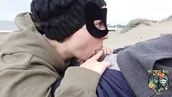 play Perra en la playa - mamada y mear