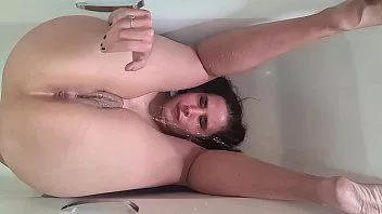 play Mear puta meando en la cara en la bañera