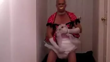 تشغيل Adultbaby Princess في فستان أحمر جميل بثلاث حفاضات