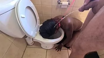 Riproduci Desi puttana viene portata come un cane in bagno per farsi incazzare la faccia e succhiare il cazzo
