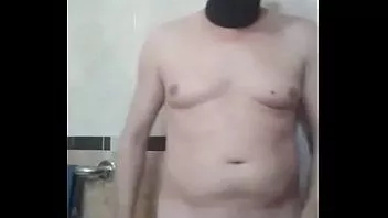 play Viene e fa pipì per un'amica troia