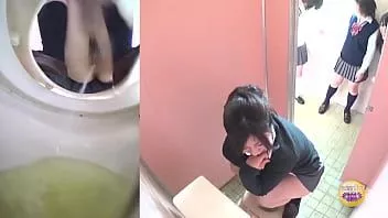 Putar Membuat kekacauan di toilet umum - kompilasi kencing