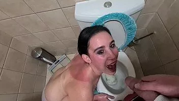 再生 小便奴隷は彼女の顔と口を小便で覆い、トイレを舐めるのが大好きです