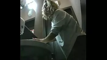 play Mädchen pissen in die Toilette des Cafés