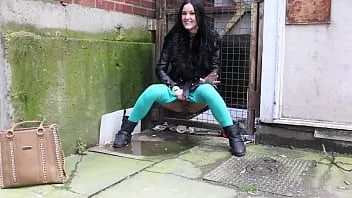 Jouer Une fille sexy pisse sur un chantier devant les ouvriers et montre ses seins en marchant