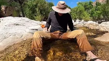play Pisser dessus et se rafraîchir dans une rivière après une chaude journée de travail sur le terrain
