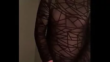 Jouer Cd nikki pisse dans une tasse et y tire une charge