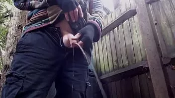 Jouer Compilation de pisser à l'extérieur et à l'intérieur et un peu de pisse à boire