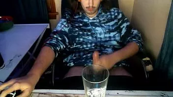 play Mă pișez cu disperare pe mine și beau 2 căni de pipi și cumshot dur