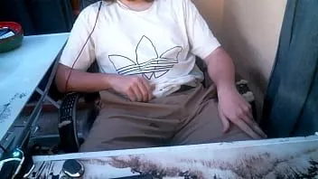 play Mijando em mim mesmo, roupas e mijo bebendo seguido de porra