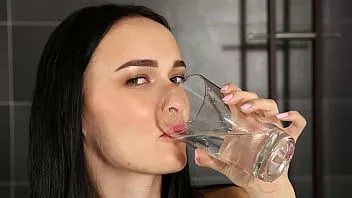 Redare Timp de masturbare plin de pis pentru hottie cu păr negru
