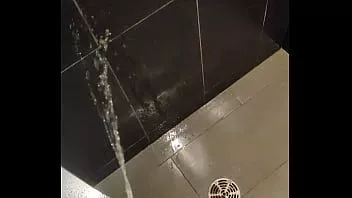 चलाएँ जब आप बार में हों तो शौचालय का उपयोग न करें। इसके बजाय फर्श पर स्प्रे करें!