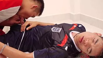 Jouer Étalon asiatique barebacked en pissant gay après avoir sucé la bite