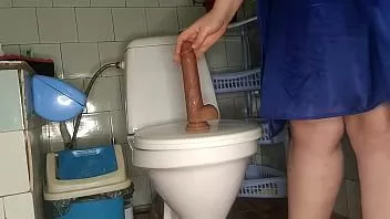 Play Big belly curvy milf fucks herself in the toilet