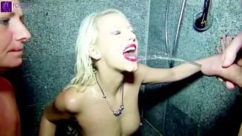Play In the shower of the gym, together with girlfriend, used as a living pissoars!