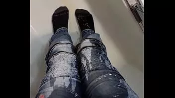 Jouer J'arrive à peine dans la baignoire, avant que la pisse ne remplisse mon jean ! plus : le voyage pipi qui suit.