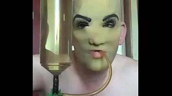 play Bisexueller, maskierter Pissliebhaber, der darum bittet, dass du deine Pisse schlucken kannst, und dabei „Bitte“ sagt