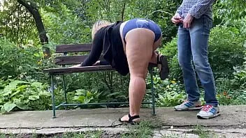 play MILF liebt es, goldene Duschen auf ihrem riesigen Arsch zu nehmen