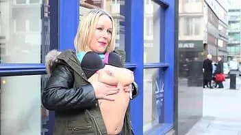 Putar Busty kencing dan telanjang di depan semua orang tanpa rasa malu