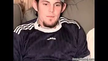 play Niegrzeczny amator maxxx funt szarpie dużego kutasa i sika solo