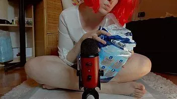 播放 一段奇怪的小便和 asmr 视频，你穿着大尿布，准备好享受这一切了吗？