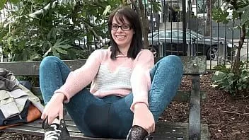 play Ungezogene Milf, die begierig darauf ist, in der Öffentlichkeit gesehen zu werden, liebt es zu pissen, während sie durch London geht