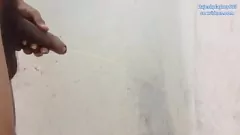 play L'amateur indien 'Rajesh Playboy 993' pisse dans la salle de bain