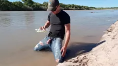 Jouer Public éjacule et pisse en jeans sur le Rio Grande