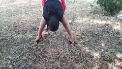 play La séance de yoga publique en plein air risquée de Muslim Bhabhi se transforme en un porno pisse en solo