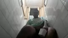 play Vaibhav, un beau mec poilu portant des lunettes, se salit dans les toilettes de sa maison