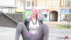 play Une ado britannique aux cheveux roses pisse dans un pantalon à l'extérieur