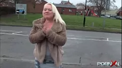 play Curvy UK Babe pisse à l'extérieur en public