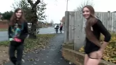 play Leyla, une jeune brune, se fait mouiller et sauvage en plein air.