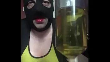 Afspelen Crossdresser Mark zal de pis van een andere man inslikken en klaarkomen zoals hij zijn eigen slikt, maar alleen als je hem eerst in zijn kont neukt