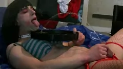 play Douche torride remplie de pisse de Crossdresser Sissy - Transexuelle amateur sexy