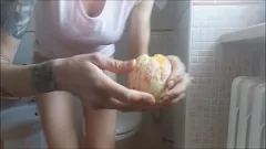 play Dripping Wet": Masajul lui Tia Juicy Ass & Pussy cu fructe și legume