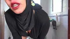 play MILF turcă se pișează din păsărica ei păroasă în timp ce poartă hijab
