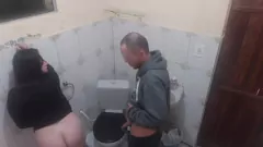 play الفاسقة البرازيلية لاتينا تحصل على عبادة كس المرحاض العامة مع الديك الكبير والتشطيب الكريمي